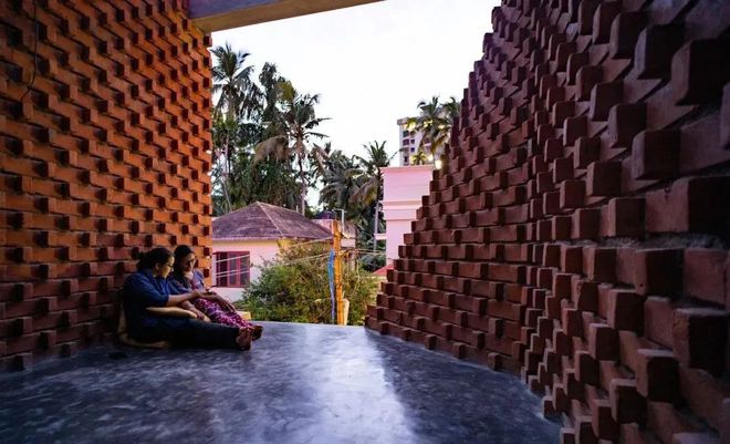 印度有一对兄弟的“穷装”房子火了，处处充满智慧，环保又精致