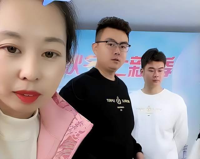 直播带货|高下立判!许家妮妮直播带货从容不迫,田静姐弟带货风格遭嘲讽