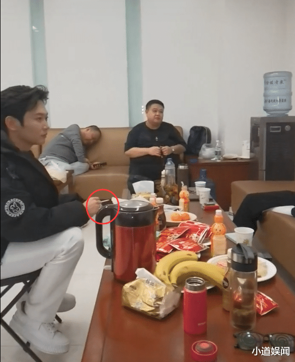 王丽坤|德云后台曝光!石富宽与徒孙闲聊,侯震接地气,孟鹤堂于谦相映成趣