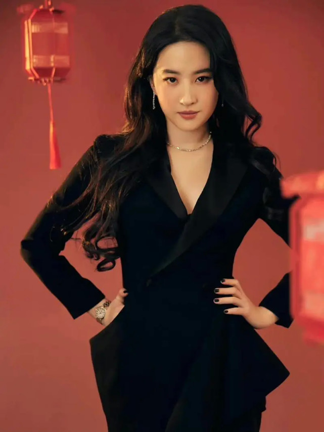 穿衣搭配|刘亦菲胖了反而更美！生图状态赢过精修图，穿黑西装变身霸气总裁