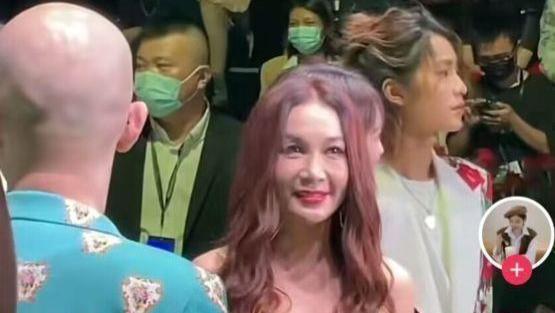 眉笔 回顾：56岁温碧霞生图状态翻车，皮肤松弛皱纹布满全脸，强行装嫩遭吐槽