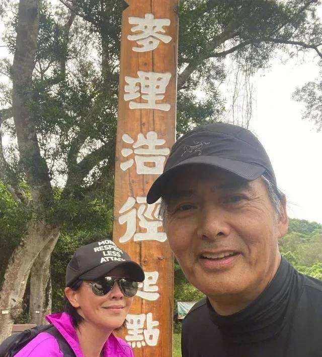 周润发|67岁周润发参加越野跑,身材消瘦四肢纤细,头发已全白精神状态好