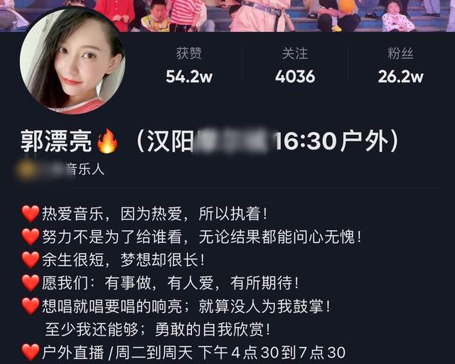 甄嬛|首届超女十强歌手摆摊直播,商场嗨唱太吵闹,被曝遭投诉后换场地