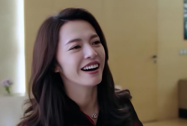 苏明玉|三看《都挺好》：才顿悟苏明玉喝醉后，喜欢睡在浴缸里的真实原因