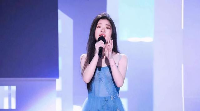 单依纯|单依纯各方面不比黄霄云和希林娜依·高差，为什么当不了青春导师