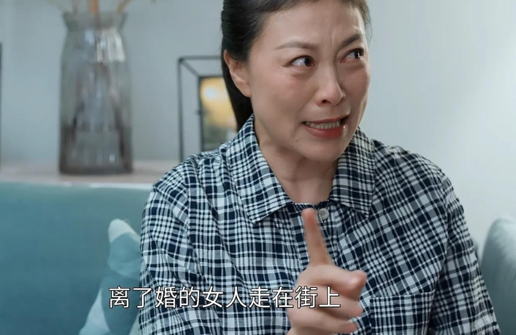 双面胶|?把《双面胶》和杨子珊新剧对比，发现女人遇到好婆婆，真不一样