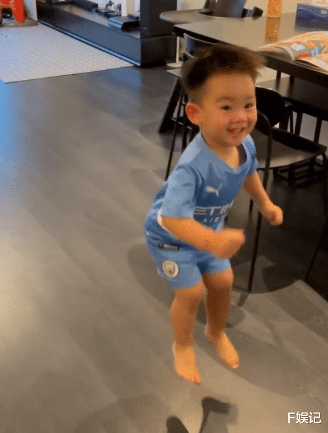 梁靖琪|前TVB女艺人梁靖琪晒小儿子首次回家场景：大儿子很兴奋想抱弟弟