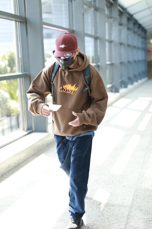 陈小春|55岁的陈小春真时髦，卫衣+宽裤变身潮男，这风格可以照着穿