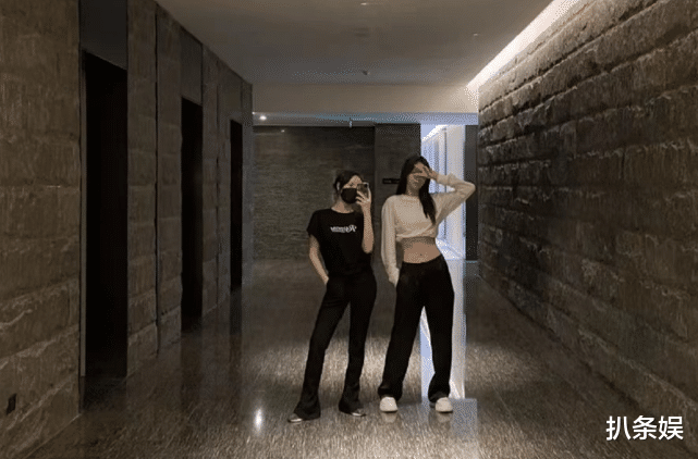 沈梦辰|沈梦辰晒与孟佳聚会照，卷起上衣大展“蚂蚁腰”，疑辟谣怀孕传闻