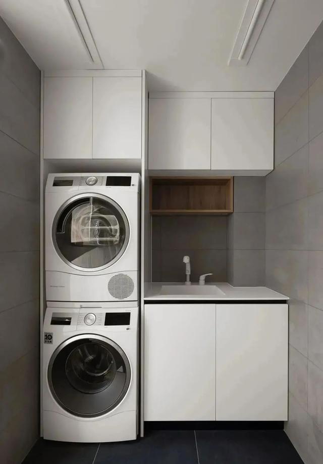 64㎡轻奢两居室,柜子设计是最大亮点,颜值高又好用,值得借鉴!