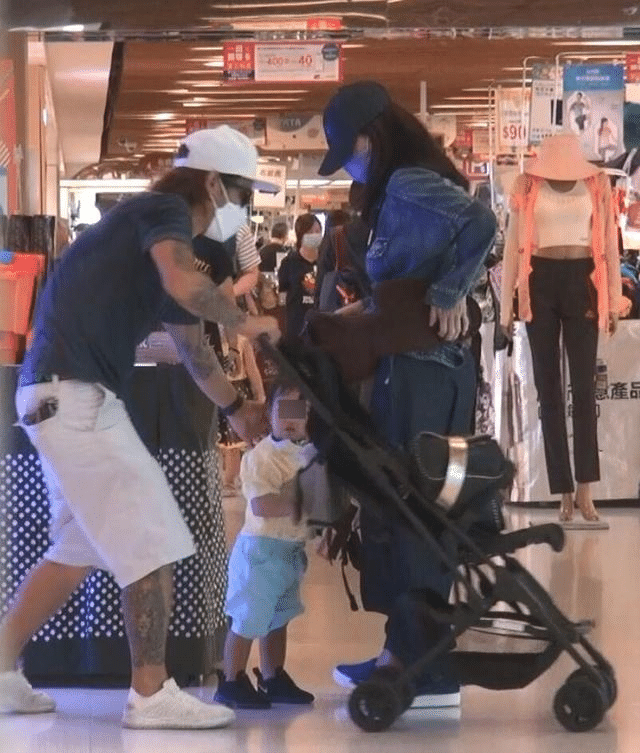 张柏芝|张柏芝一家四口与神秘男逛街,被传新恋情后她晒15岁长子近照澄清