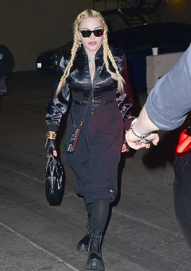 麦当娜|麦当娜26岁女儿走卡戴珊风格？穿紧身裤好壮, 不如63岁妈妈显嫩