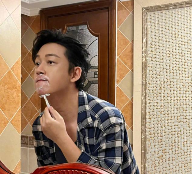 潘粤明|48岁潘粤明晚上吃一碗菜，却被网友无情吐槽：哥，你可长点心吧！