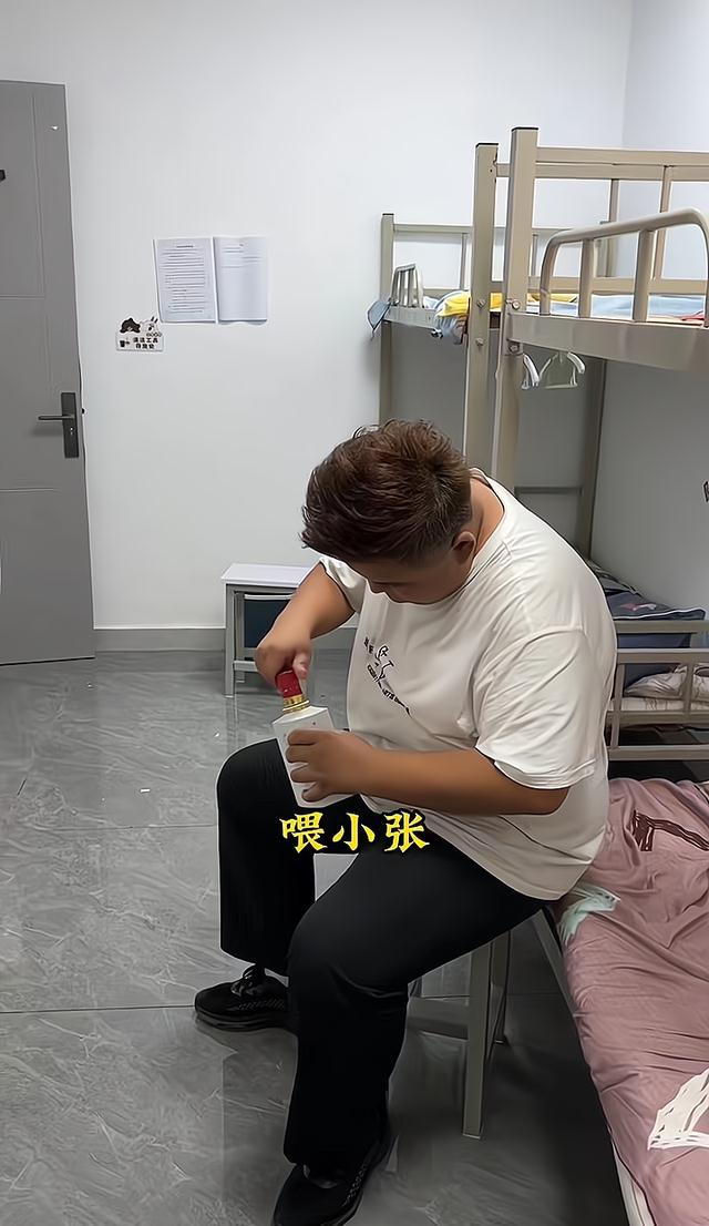 |员工趁老板不在，拿老板的酒来喝：我为你挣钱，喝你一点酒怎么了