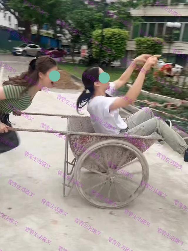 两女子去工地拿推车玩耍不帮丈夫干活,包工头:有妻如此焉能不累