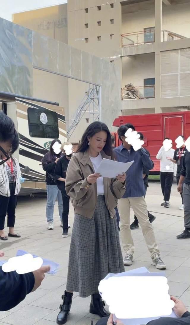 舒淇|45岁舒淇与好友聚会!戴发箍扮嫩可惜发际线后移严重,笑容超甜美