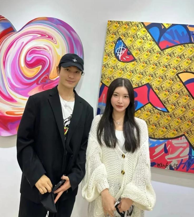 黄晓明|黄晓明：现身看展中心！叶珂也在场，两人与同一人合影疑似一起出游