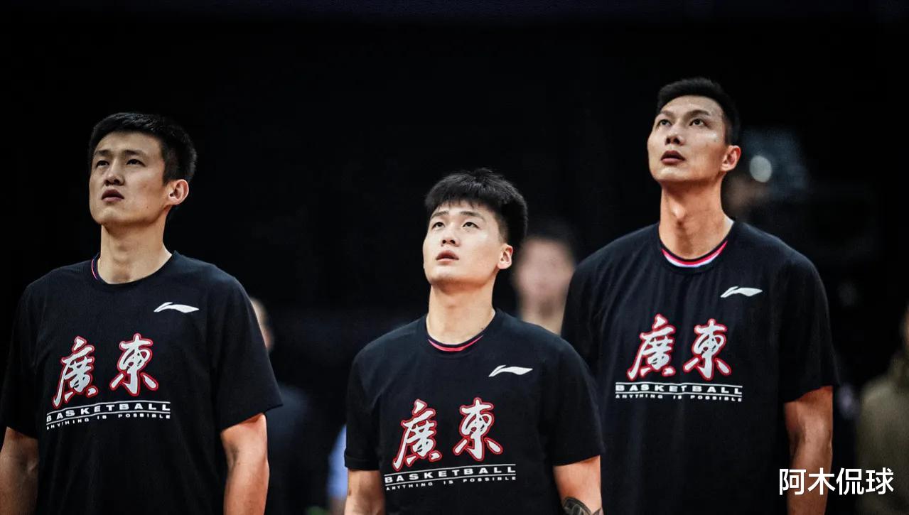 广东男篮|朱芳雨为广东队重新崛起主动退役，易建联周鹏该效仿吗？杜锋第一个不答应
