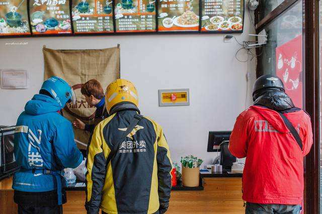 浙江杭州一女子点外卖，吃出了“异物”要求赔偿，商家：狮子大开口