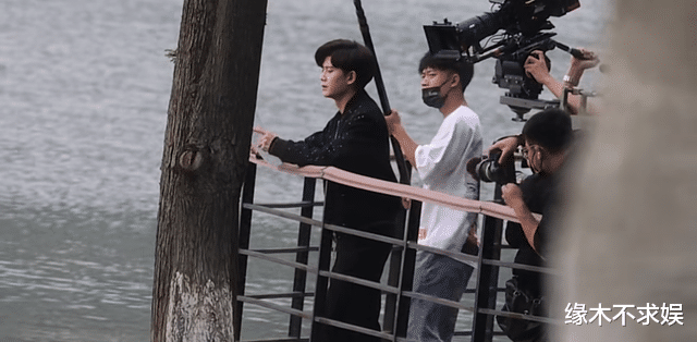 生图|任嘉伦拍戏被偶遇，生图令人感慨，178cm的个头现实中长这样