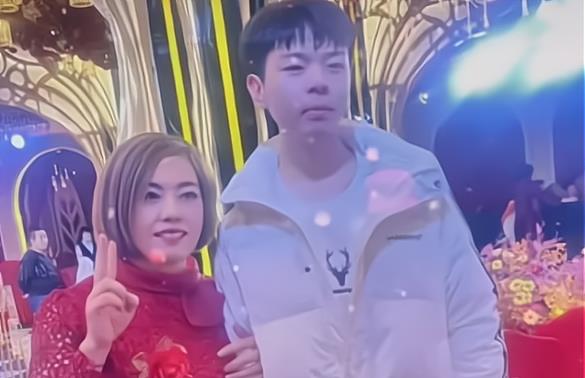 家在哪儿？15岁男孩“被网暴”身亡：亲爹妈“二次抛弃”枉为人！