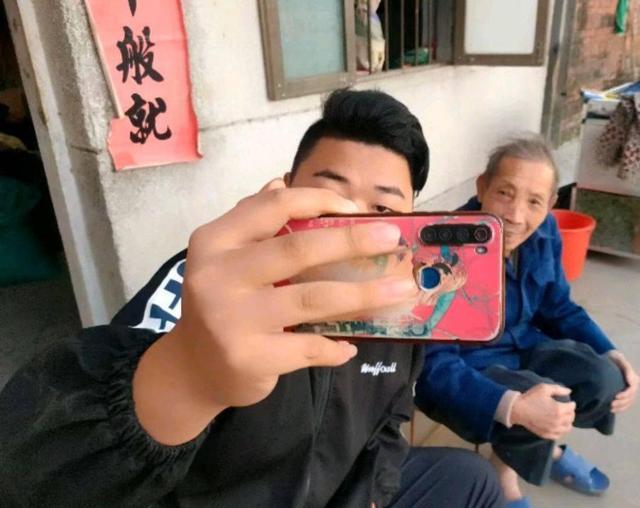 东京奥运会|哥哥有担当！全红婵在外训练，哥哥细心照顾爷爷，全是满满的爱！