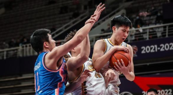 赵岩昊|CBA顶薪先生连续2轮联赛吃鸭蛋！与主帅不和，令其从主力变成替补