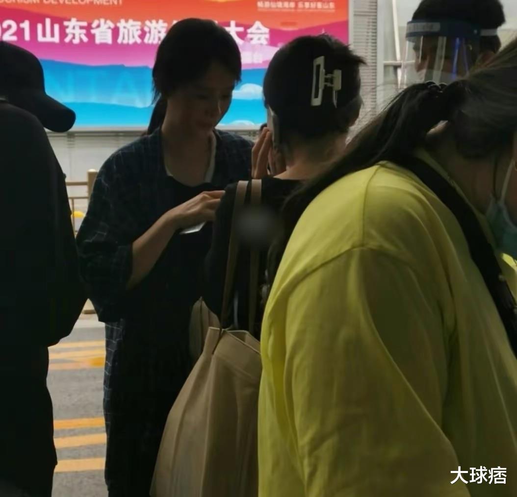 海清|海清的健身照暴露真实身材状态，但素颜挺饱满的，比普通人漂亮