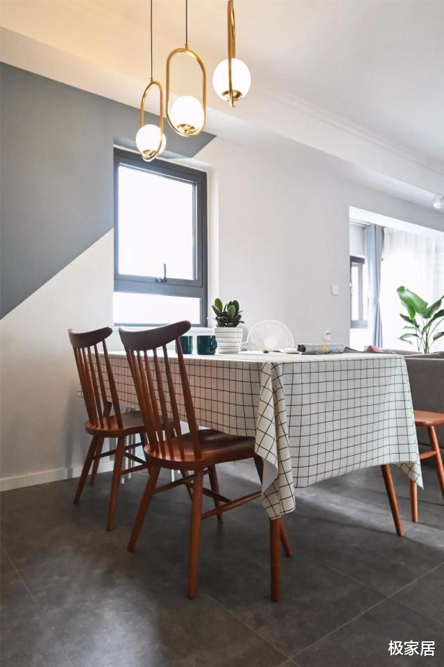 这个家足够令人放松，干净大方，没有电视背景墙却依旧魅力四射