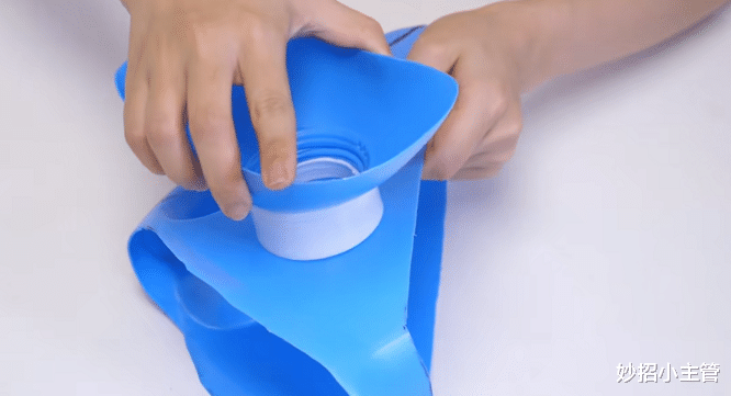 洗衣液瓶不要扔,切几刀后放在卫生间,家人都抢着用,简直太方便