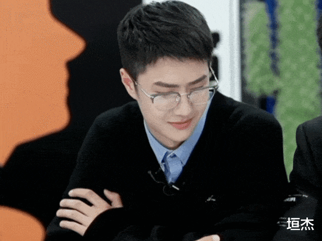 王一博|戴眼镜也好看的18位男星:肖战斯文、王一博惊艳、杨洋冷峻