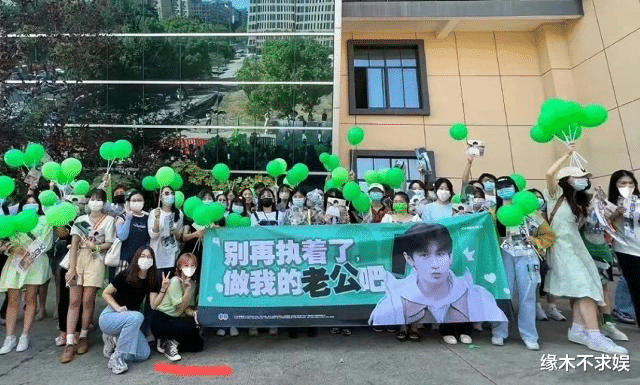 成毅|成毅王鹤棣录综艺,粉丝因拿错奶茶起争执,现场粉丝还原事情始末