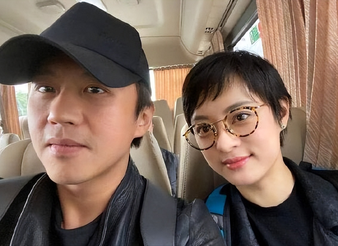 孙俪|邓超孙俪烈日下放风筝，穿情侣装肤色差明显，孙俪一路小跑好惬意