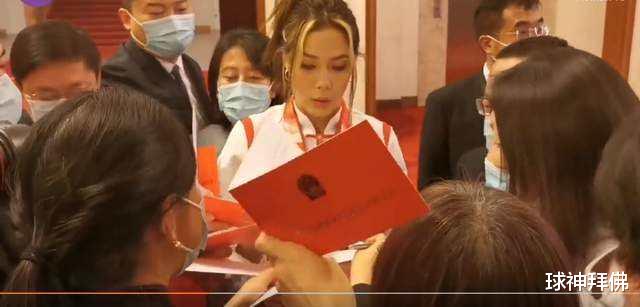 韩聪|冬奥表彰大会现场!韩聪身架15枚奖牌,谷爱凌的人气最旺
