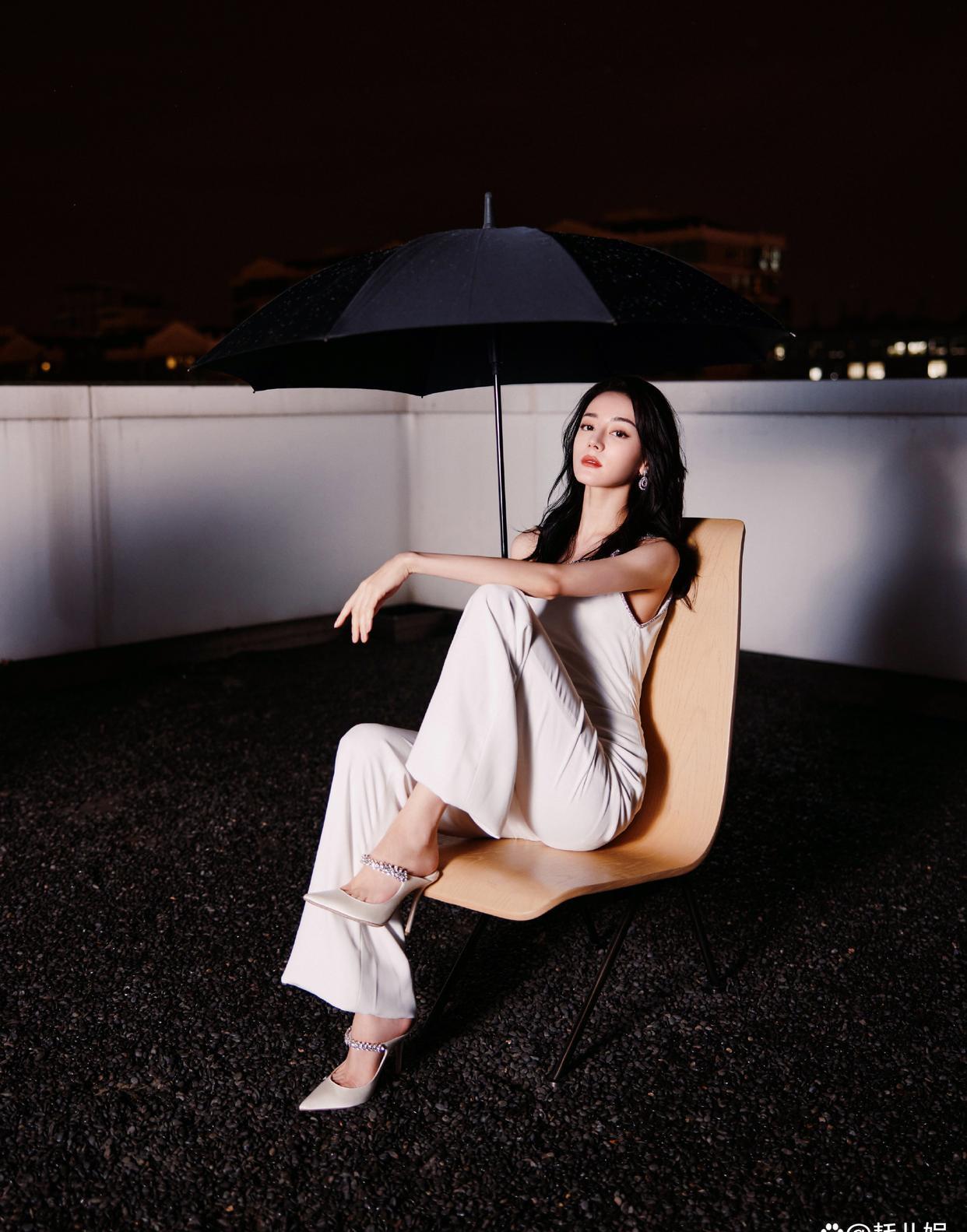 迪丽热巴|工作室给迪丽热巴倒油，49秒撑伞视频差点被打，耍酷后捡伞超搞笑