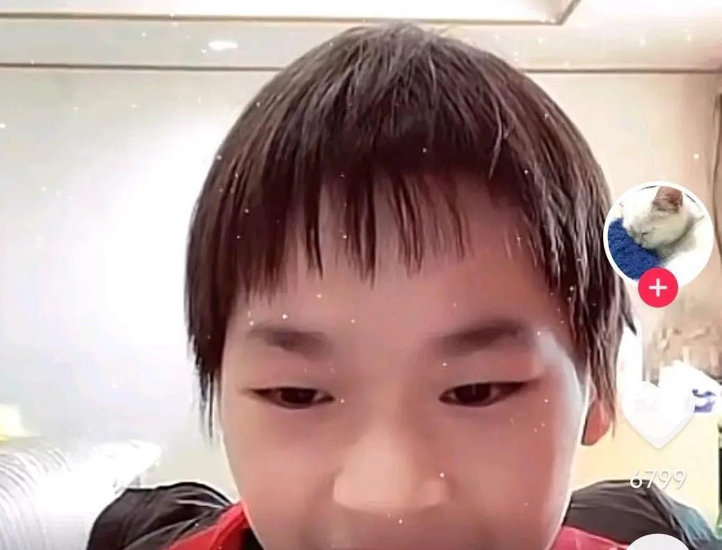 冰墩墩|小毛驴失宠？主持人：以后比赛时会带上冰墩墩吗？全红婵：太大了