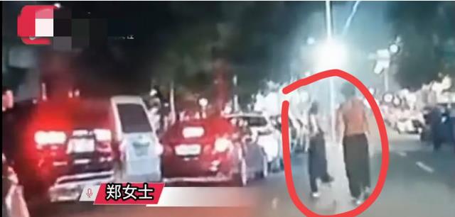 温州:女摊主拒绝陪酒,惨遭赤膊男子拿刀追砍,躲进便利店报警