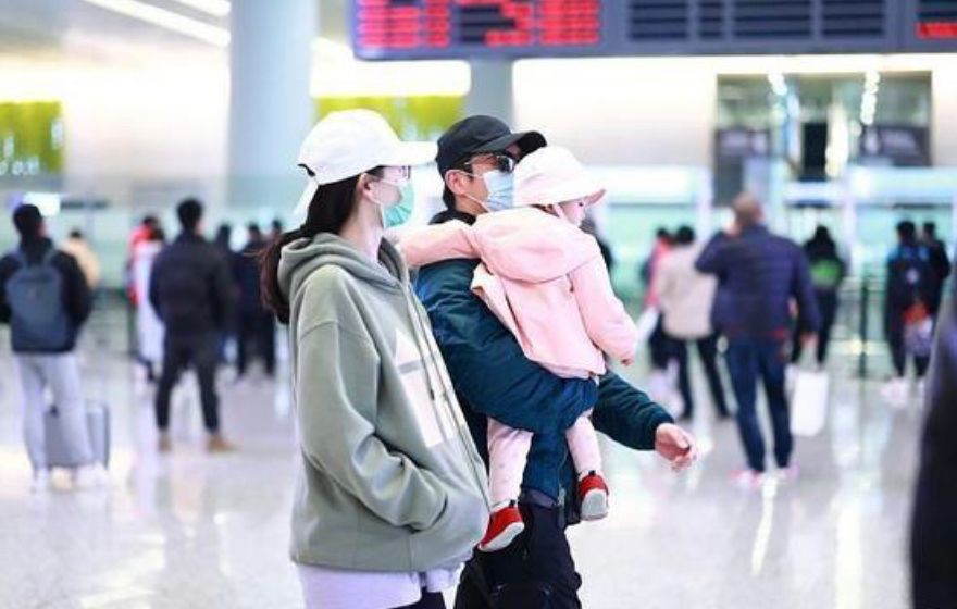 穿衣搭配|郑恺一家三口走机场，苗苗素颜穿卫衣像学生，女儿小眼睛真像爸爸