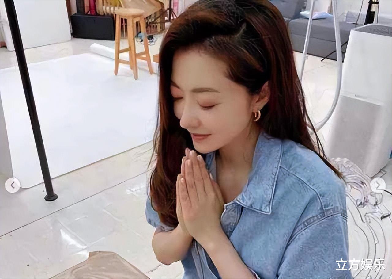 熊黛林|熊黛林为双胞胎女儿庆生,两孩子颜值差别太大,似父母的翻版!