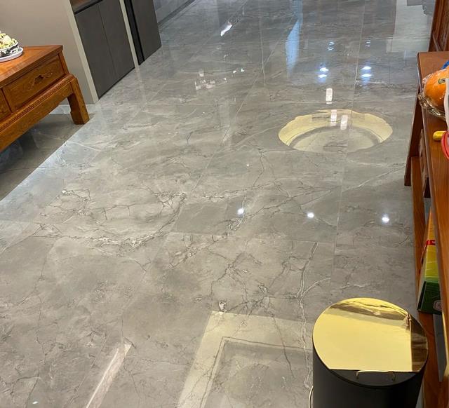 客厅贴米色瓷砖还是灰色瓷砖好看?当初选了灰色,现在真后悔了