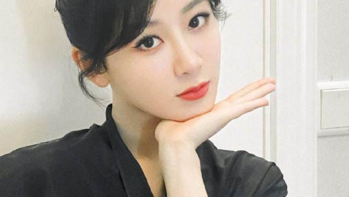 杨紫|杨紫：遮脸被代拍辱骂，同是生理期不做任务，为何她被夸杨颖被骂