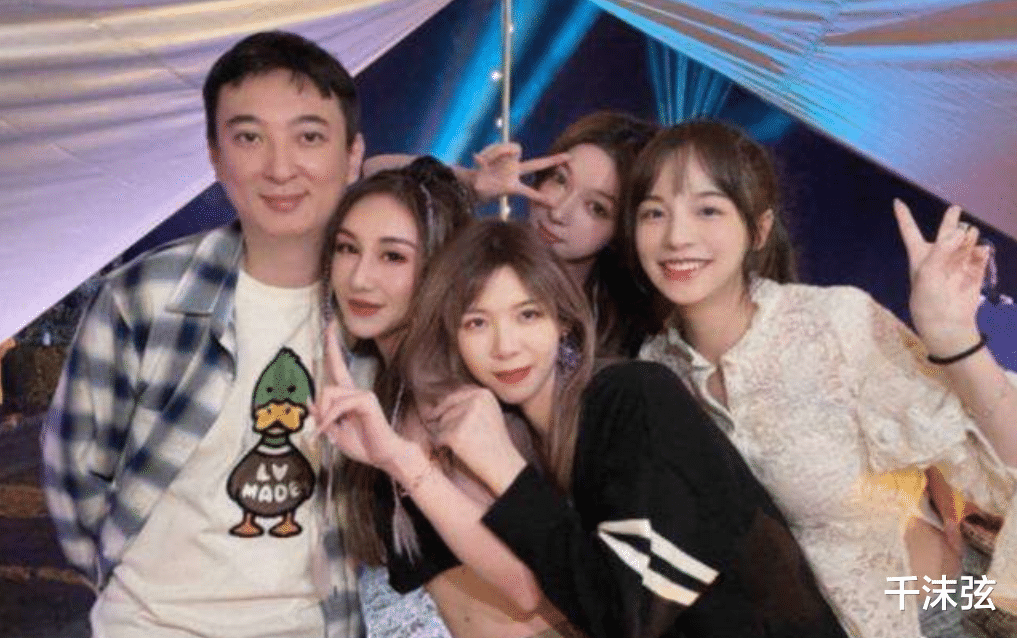 王思聪|王思聪打麻将画面曝出！穿千元半袖显朴素，店员透露一晚流水金额