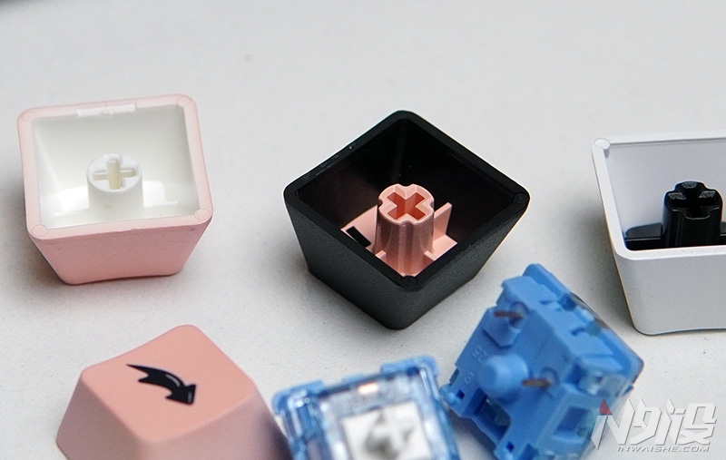 创维集团|搭载新批次天空轴V2 达尔优A104机械键盘简评