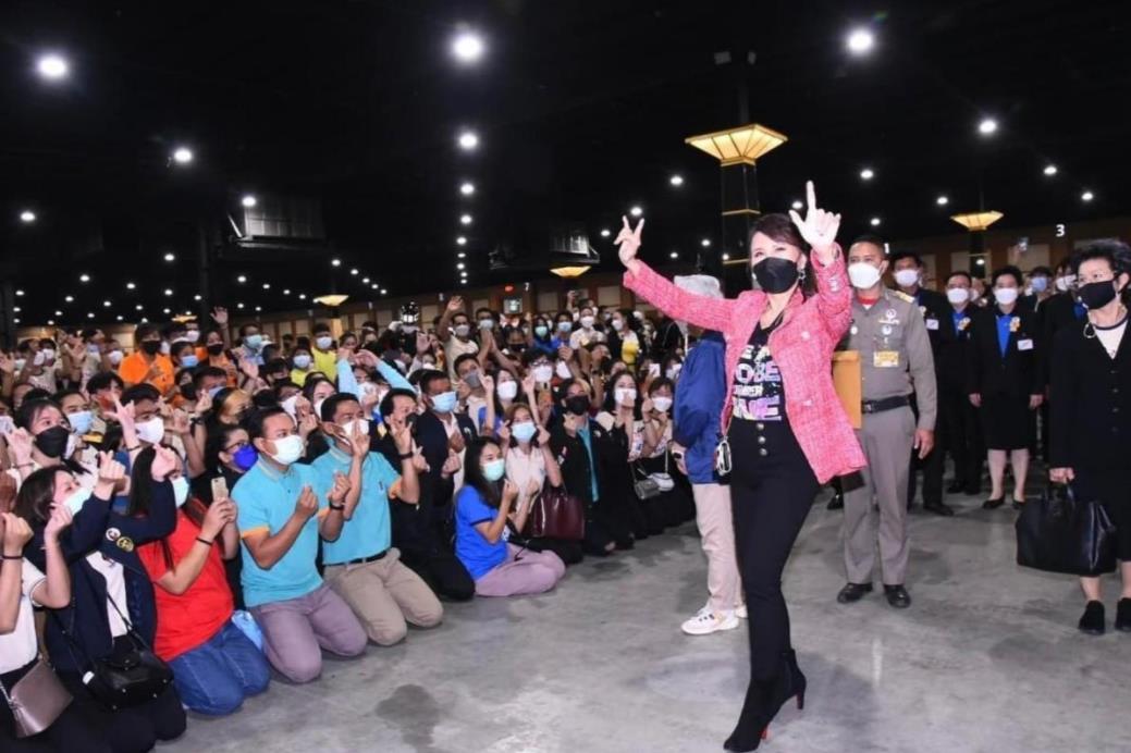 美容 71岁乌汶叻公主看演唱会！扎起马尾辫穿时髦服装，冻龄显嫩有品位