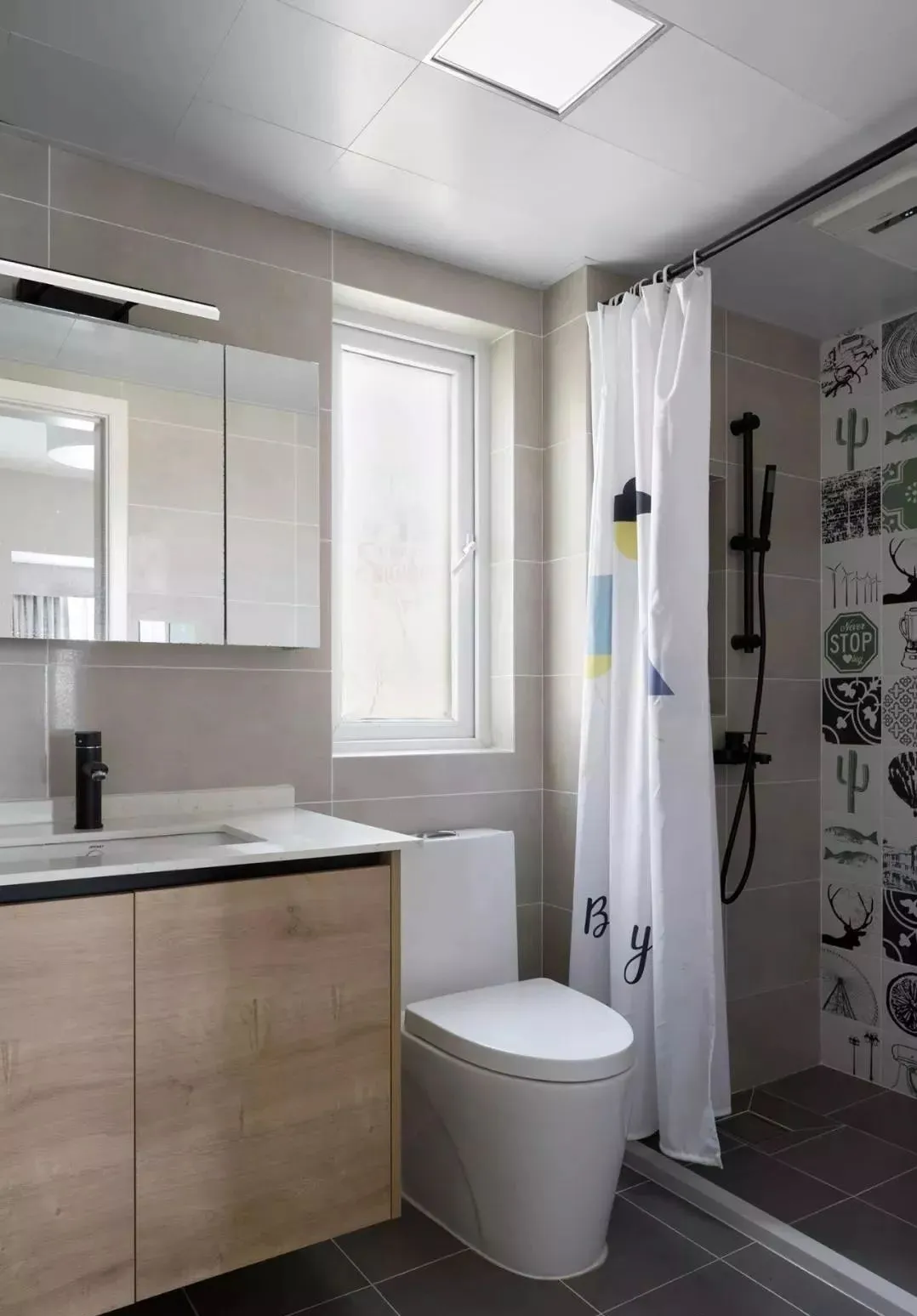 拆掉阳台隔断墙,无背景墙+不吊顶,把110㎡的家住成200㎡豪宅