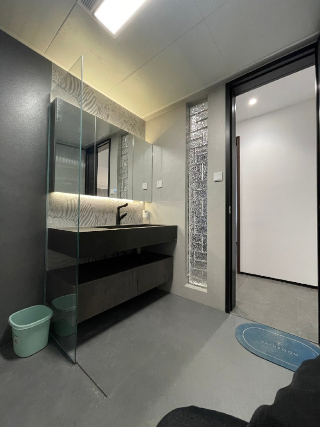 115平现代简约风,灰色影视墙是格栅和木饰面的结合