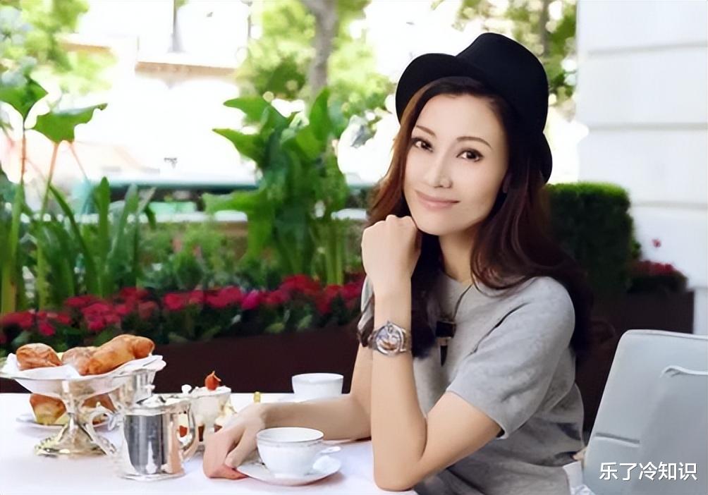 李嘉欣|51岁李嘉欣混搭风，胖14斤妩媚动人，穿西装配长裙勒出好身材