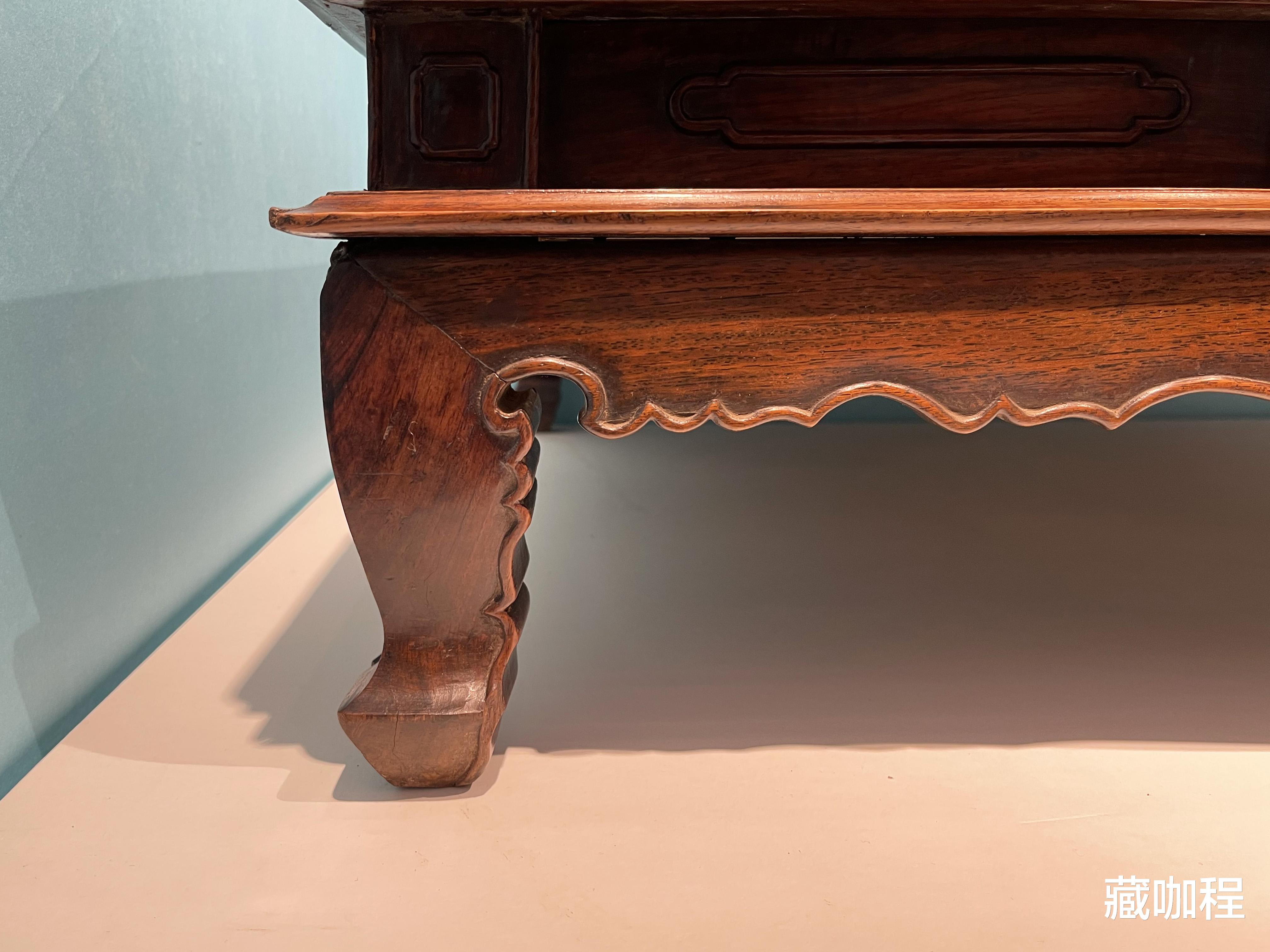 文玩|三弯腿内侧蜿蜒层叠，黄花梨高束腰炕桌上诸多特别