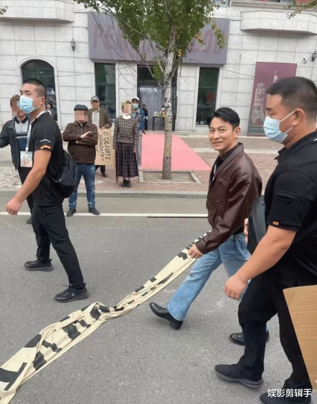 刘德华|刘德华出现哈尔滨，拍摄新作《莫斯科行动》，身高逗乐网友