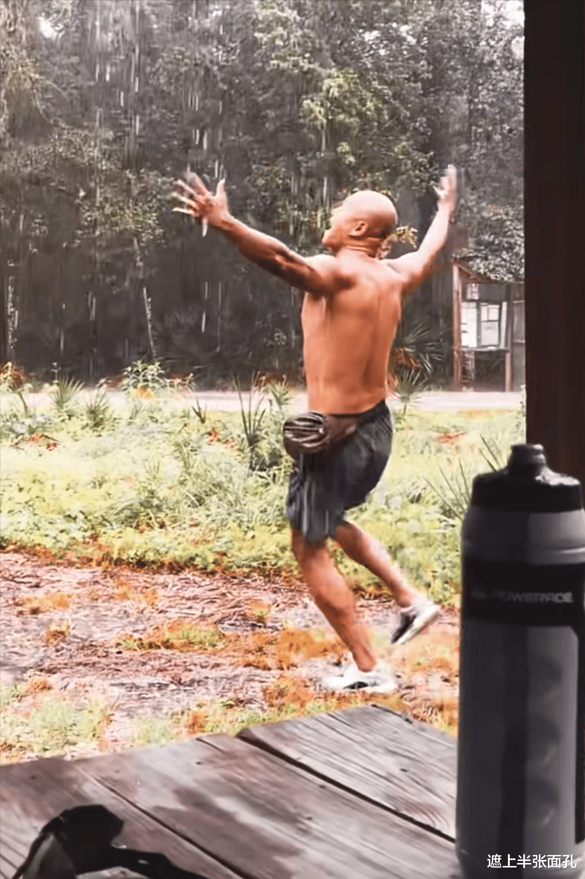 电影|乐嘉光着膀子淋雨仰天大笑，教导女儿：只有做坏事的人才会被雷劈